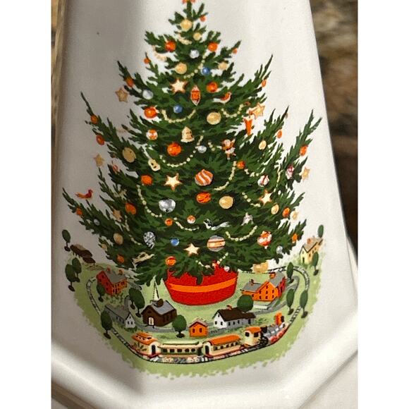 Pfaltzgraff Christmas Heritage Salt and Pepper Shakers - Picture 5 of 5